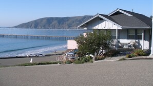 A coastal house with a view of the ocean and a pier. - Breathtaking Ocean and Beach Views (Avila Beach)