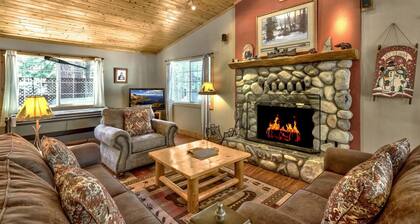 Karhun den yhden tarinan tahoe-mökki, jossa 3 makuuhuonetta, 2 kylpyhuonetta, kylpytynnyri