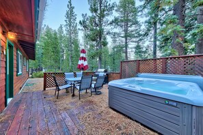 Outdoor dining - The Bear's Den Cabin set on a huge lot, lots of room to play! (South Lake Tahoe)