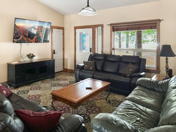 Een smart-tv en een open haard