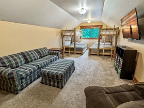 5 bedrooms, desk, iron/ironing board, travel cot