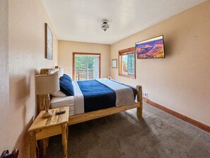 5 slaapkamers, een bureau, een strijkplank/strijkijzer, reisbedje