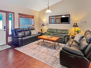 Smart TV, fireplace - Great McCall Location w/ Hot Tub & Large Yard (McCall)