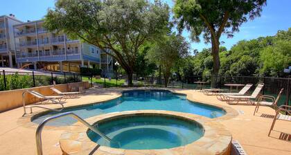 Riverfront! 1 chambre 1 salle de bain! Piscine communautaire! Jacuzzi!