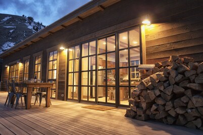 Baitshop Cabin Privacy in Downtown Jackson 2 blocks to Town Square w/ A/C