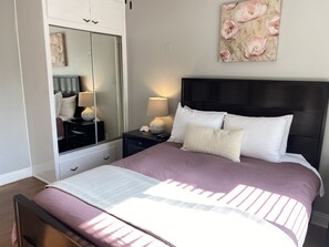 3 slaapkamers, een bureau, een strijkplank/strijkijzer, reisbedje