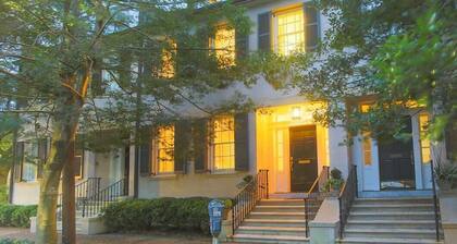 Luxury 3-Story Townhome on Historic Tattnall Street by Lucky Savannah