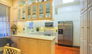 Kjøleskap, mikrobølgeovn, kokeplater og oppvaskmaskin