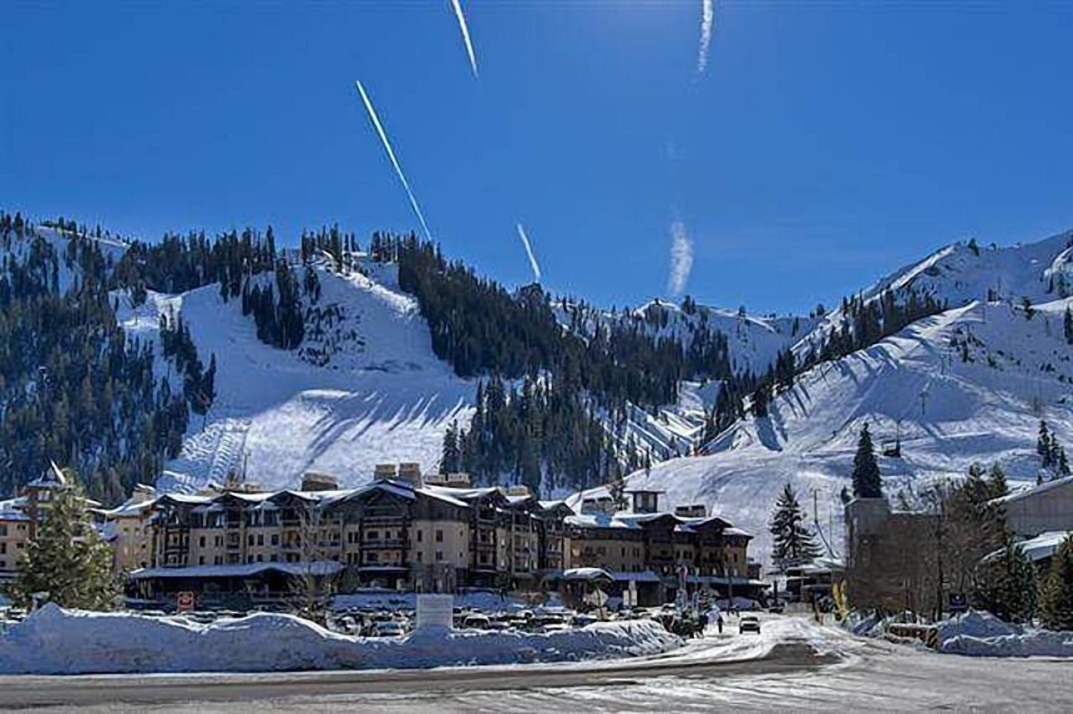 Palisades Tahoe Ski Condo -  Remodeled 2 BR, Walking Distance to Lifts & Village