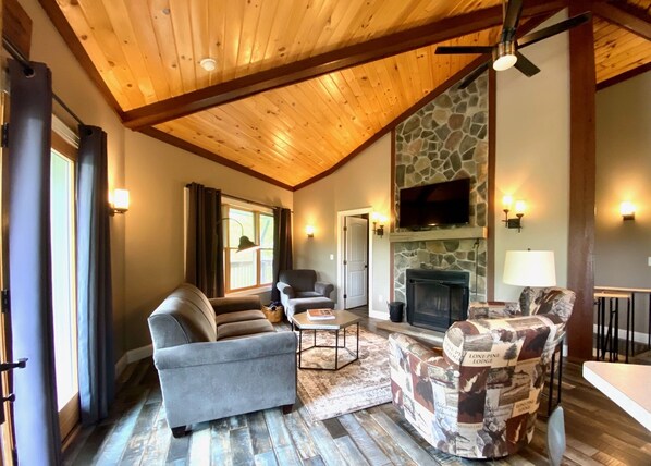 Älytelevisio, takka, DVD-soitin