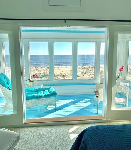 Unique retreat right on the beach - unwind and reconnect -linens - child items