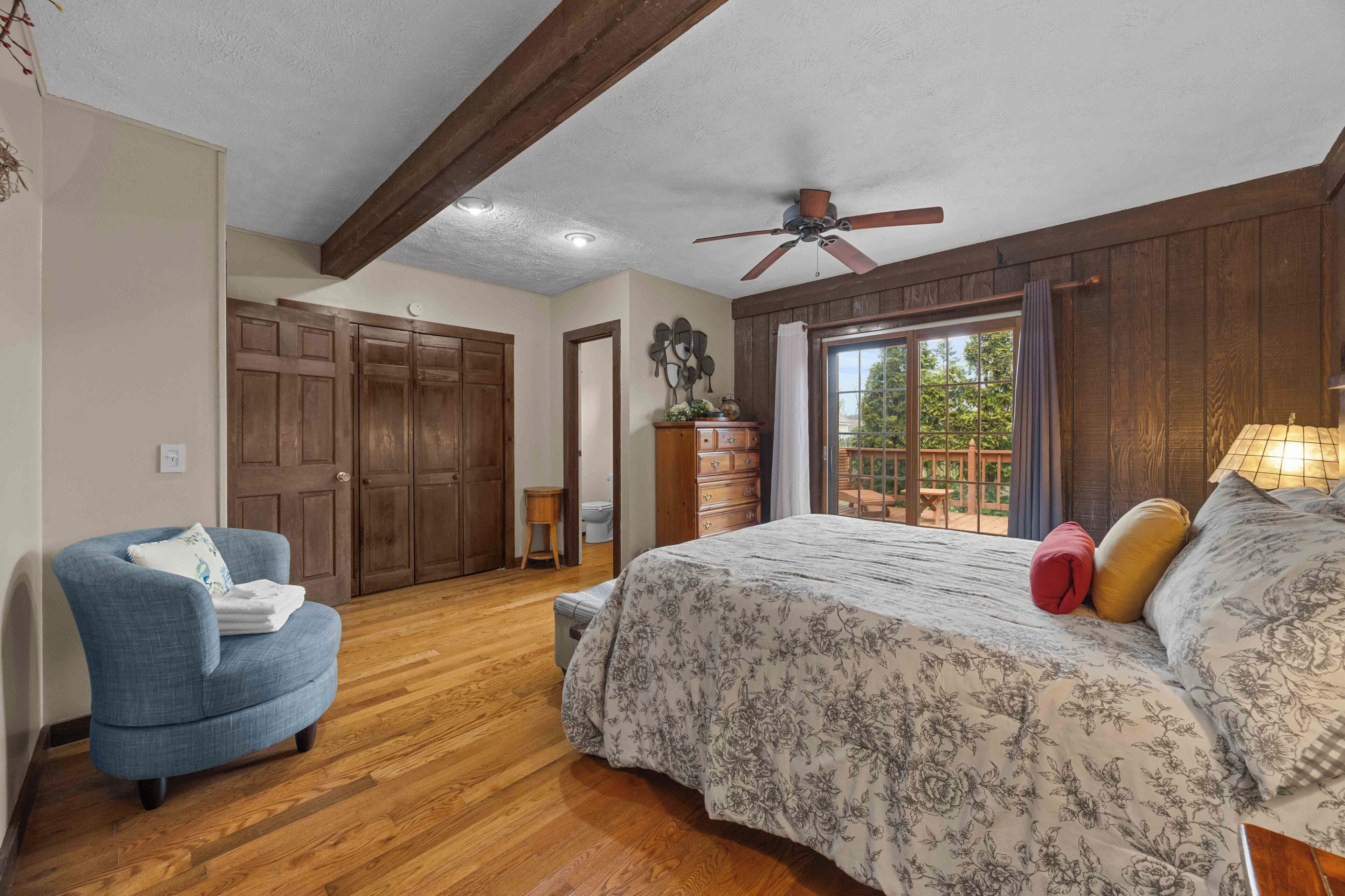 3 bedrooms, iron/ironing board, internet, bed sheets