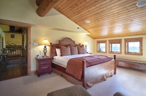 5 sovrum, skrivbord, strykjärn/strykbräda och resesäng