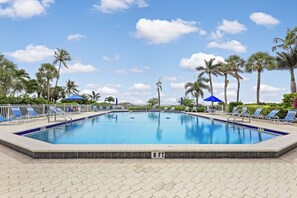 Beheizter Pool, Liegestühle