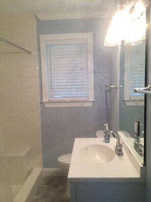 Towels, soap, toilet paper - Grace's Getaway: Newly refurbished.Two blocks to the beach! (Jekyll Island)