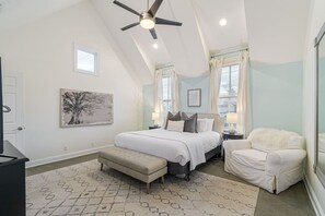 4 bedrooms, desk, iron/ironing board, travel crib - Hang Here! Screened Porch, Near Golf and Broadway! (Nashville)