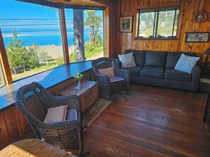 Smart TV - Gorgeous Bay view upper level apartment! (Netarts)