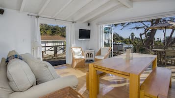 Smart TV, fireplace, DVD player