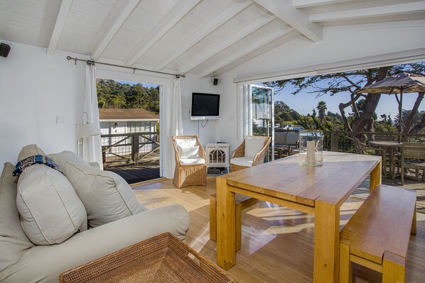 Smart TV, fireplace, DVD player