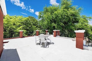 Outdoor dining - Balcones del Pacifico 21, pool, and Private rooftop access in the heart of town! (Tamarindo)