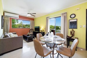 Een televisie en een kantoor