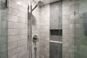 Dusche, Haartrockner, Handtücher