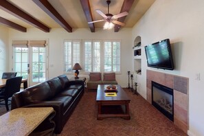 Smart TV, fireplace, DVD player, offices - LV202 A Downstairs Villa on a Quiet Greenbelt (La Quinta)