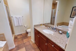 Ducha y bañera combinadas, secador de pelo, toallas y jabón