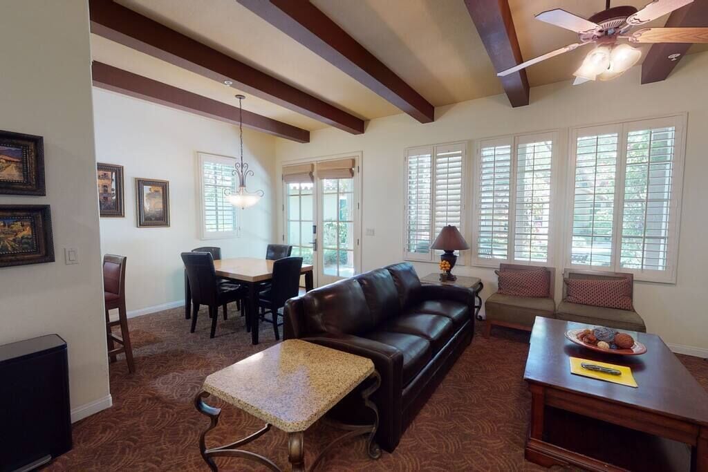 スマートテレビ、暖炉、DVD プレーヤー