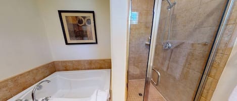 Ensemble baignoire-douche, séchoir à cheveux, serviettes fournies, savon