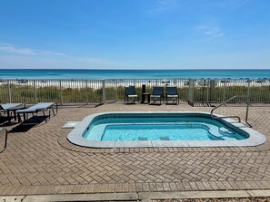 Una piscina con vista sulla spiaggia e sull'oceano.