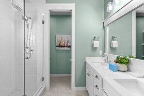 Combined shower/bathtub, hair dryer, towels - Golf Course Beach Cottage with 2 Golf Carts! Near Beach, Pool, Hot tub, Tram. (Miramar Beach)