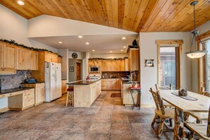 冷蔵庫、電子レンジ、オーブン、食器洗い機