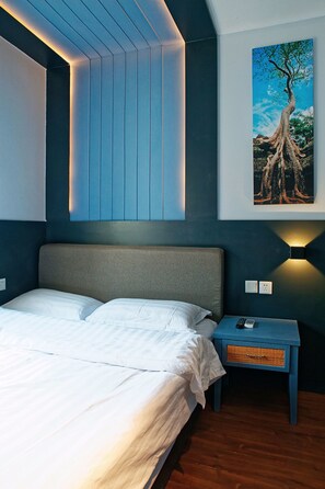A modern bedroom with a bed, bedside table, and a wall-mounted light fixture. - Upland International Youth Hostel (Kunming)