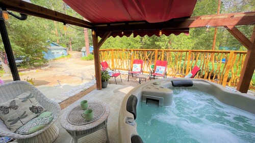 Original 1927 Dairy Manor, Charming, 4 Bedroom, 2 Bath, Walk to Town, Hot tub