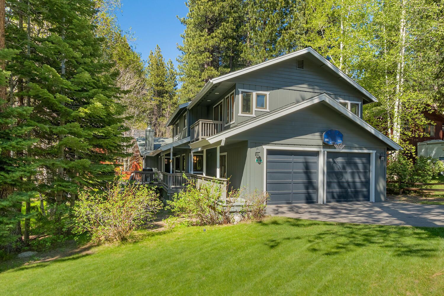 Tahoe Family Home, close to Heavenly and the lake, 6BR, hot tub, BBQ (SL241)