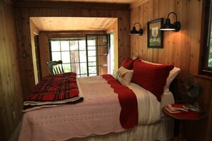 2 chambres, fer et planche à repasser, lit de bébé portatif