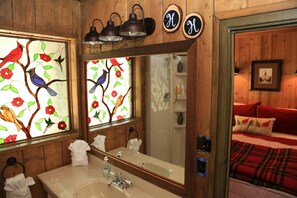 2 habitaciones, tabla de planchar con plancha y cuna de viaje 