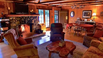 Smart TV, fireplace, DVD player, books