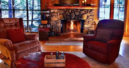 Secluded "Hidden Heaven" Vintage Cabin on Strawberry Creek, Walk to town