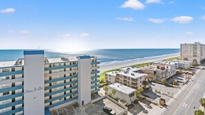 A hotel with a view of the beach and ocean. - Luxury condo, across the street from the beach + Free Attraction Tickets! (North Myrtle Beach)