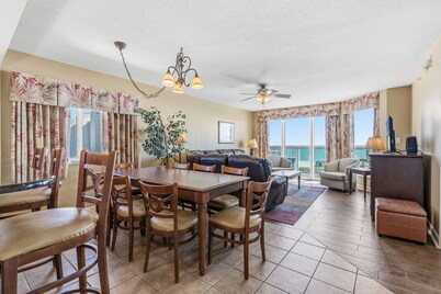 Luxury condo, across the street from the beach + Free Attraction Tickets!