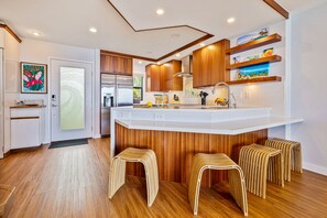 冰箱、微波炉、烤箱、炉灶