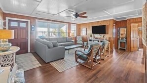 Smart TV, Netflix, Hulu, DVD player - 3 Bedroom, 2 full baths. Steps to beach! (Kill Devil Hills)