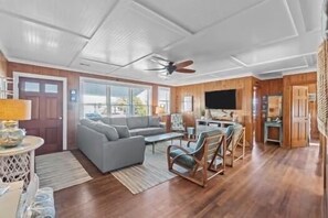 Smart-TV, Netflix, Hulu, DVD-Player