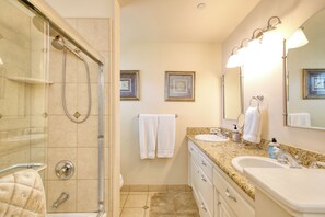 Combined shower/tub, hair dryer, towels