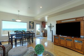 Interior - 271 Wadsworth: 2 BR, 1.5 BA Townhouse in Pismo Beach, Sleeps 6 (Pismo Beach)