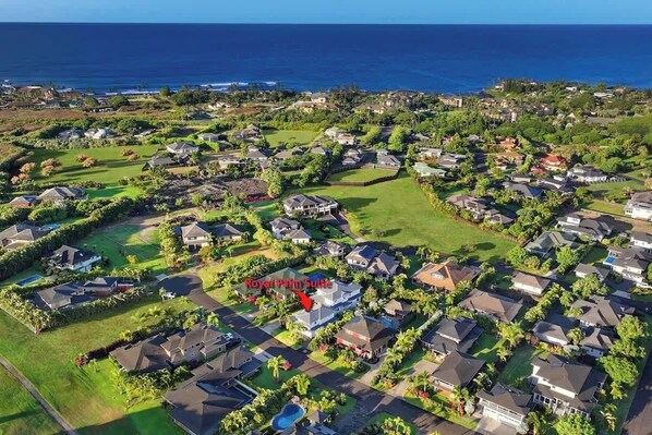 Vista aérea de una zona residencial con casas, áreas verdes y un campo de golf.