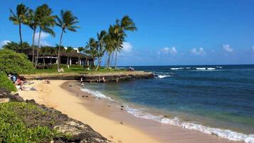 靠近海滩、沙滩椅、沙滩毛巾