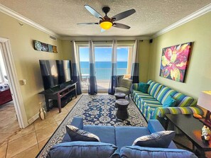 Flatskjerm-TV og DVD-spiller